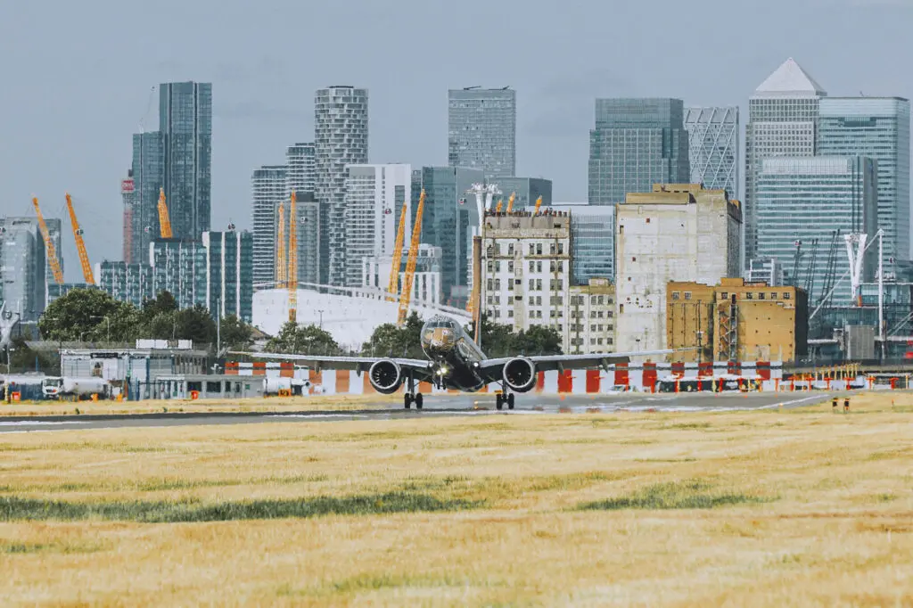 A195-E2-Tech-Lion-landing-Londo-City-Airport-LCY